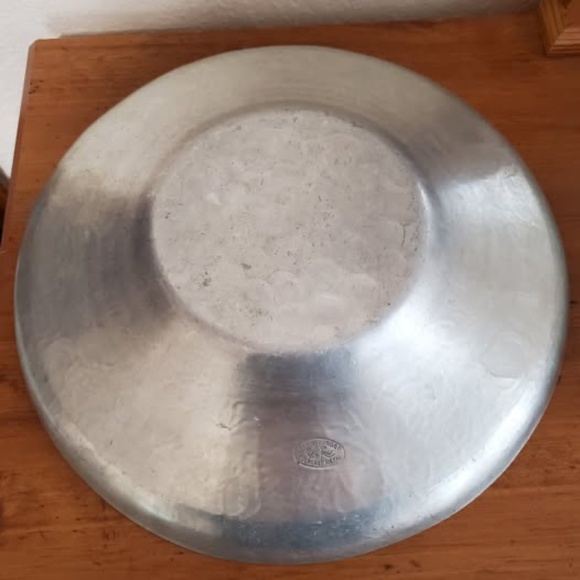 VINTAGE HAND FORGED ALUMINUM 12-IN. HAMMERED EVERLAST TRAY GRAPE AND LEAF DESIGN - Picture 4 of 4